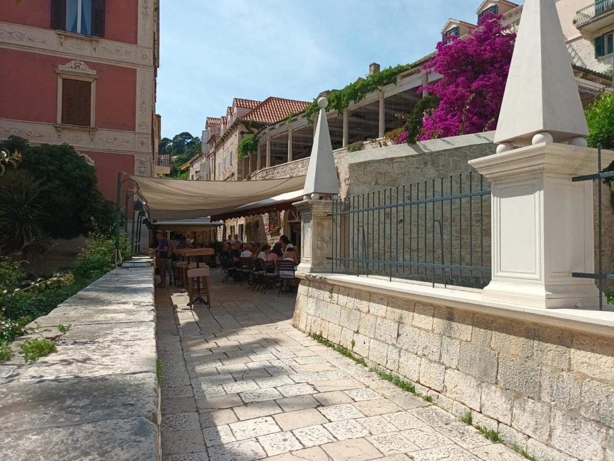 Jesliving Hvar - 2 Bedroom Elegant Apartment With Sea View In Historic Center Of חוואר מראה חיצוני תמונה